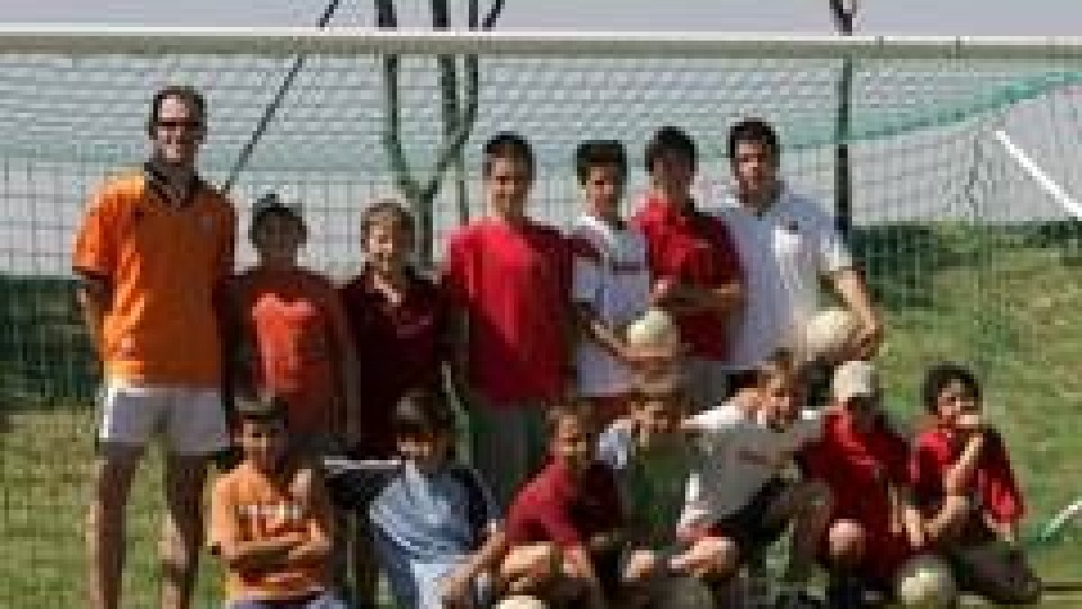 Uno de los grupos del campus, en el campo de fútbol