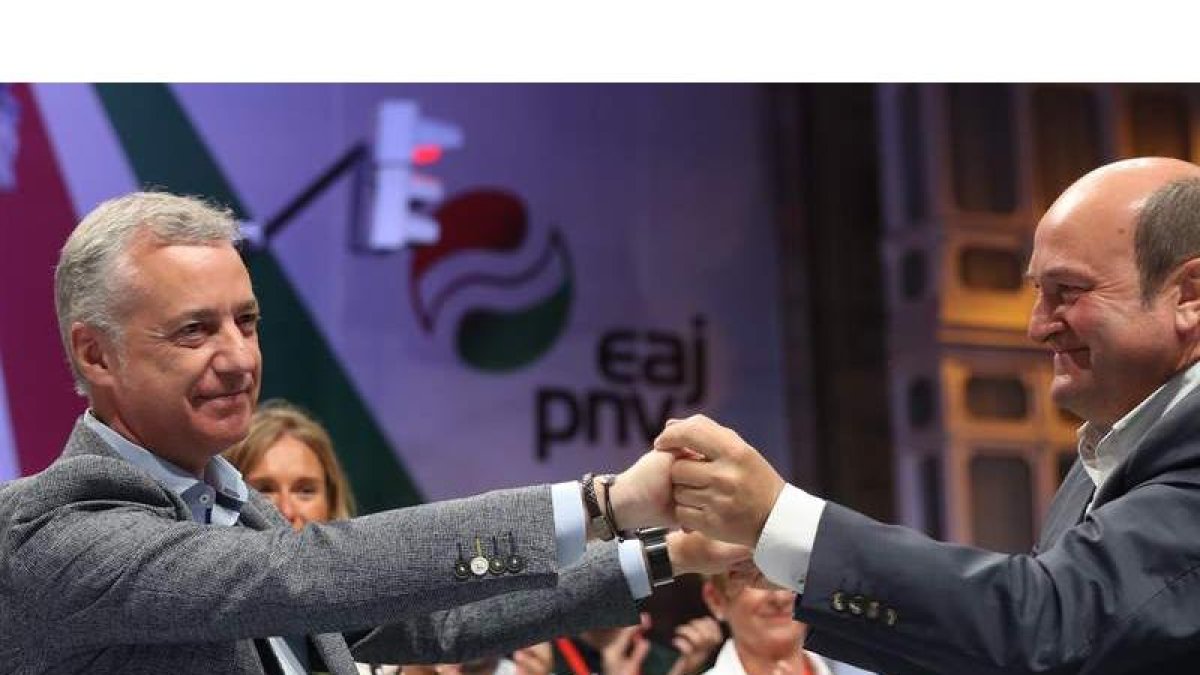 El lehendakari Iñigo Urkullu (i), junto al presidente del PNV, Andoni Ortuzar. LUIS TEJIDO