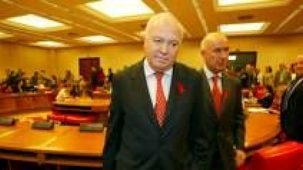 El ministro Moratinos, acompañado por Duran i Lleida, abandona la sala de la comisión