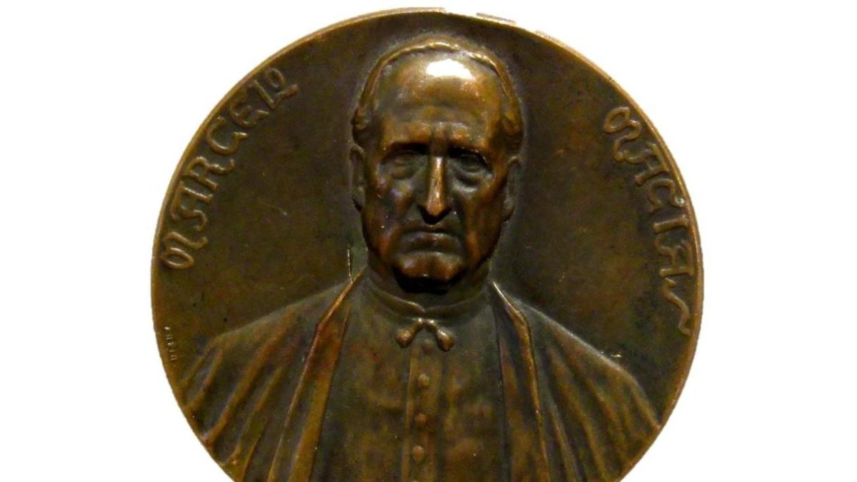 Anverso y reverso de la medalla de bronce expuesta. DL