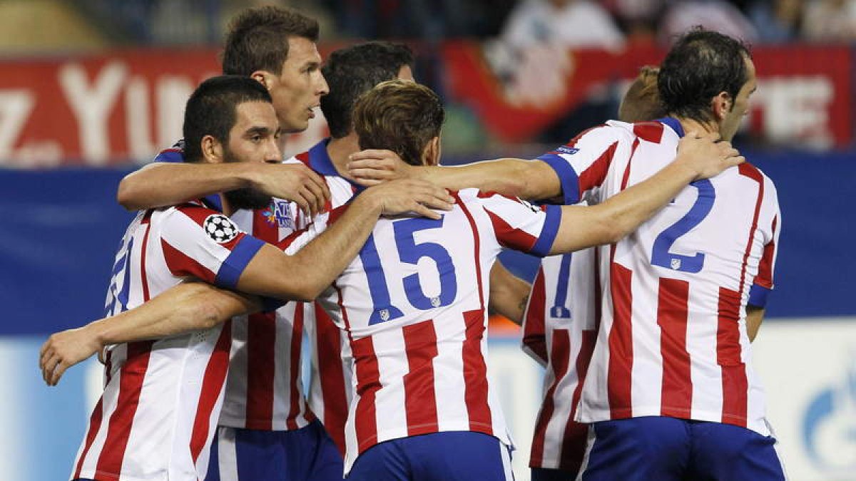 Los jugadores del Atlético felicitan a Arda Turan tras marcar ante la Juventus.