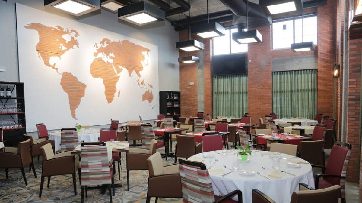 «Un excelente servicio, productos de máxima calidad y una decoración actual, son las tres bases sobre las que hemos construido este restaurante que queremos convertir en un referente de nuestra ciudad», remarcan los responsables del Restaurante Paso Honro