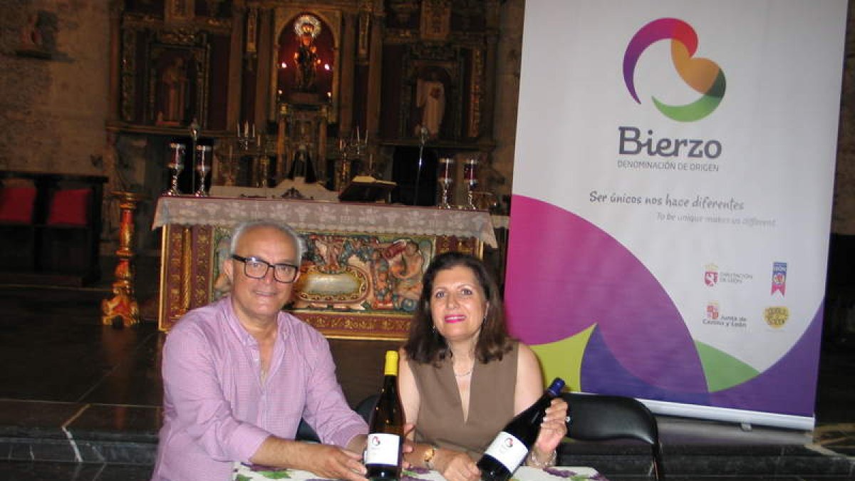 El párroco de Carracedo, Jesús Álvarez, y Misericordia Bello presentaron ayer el primer mosto. M. M.