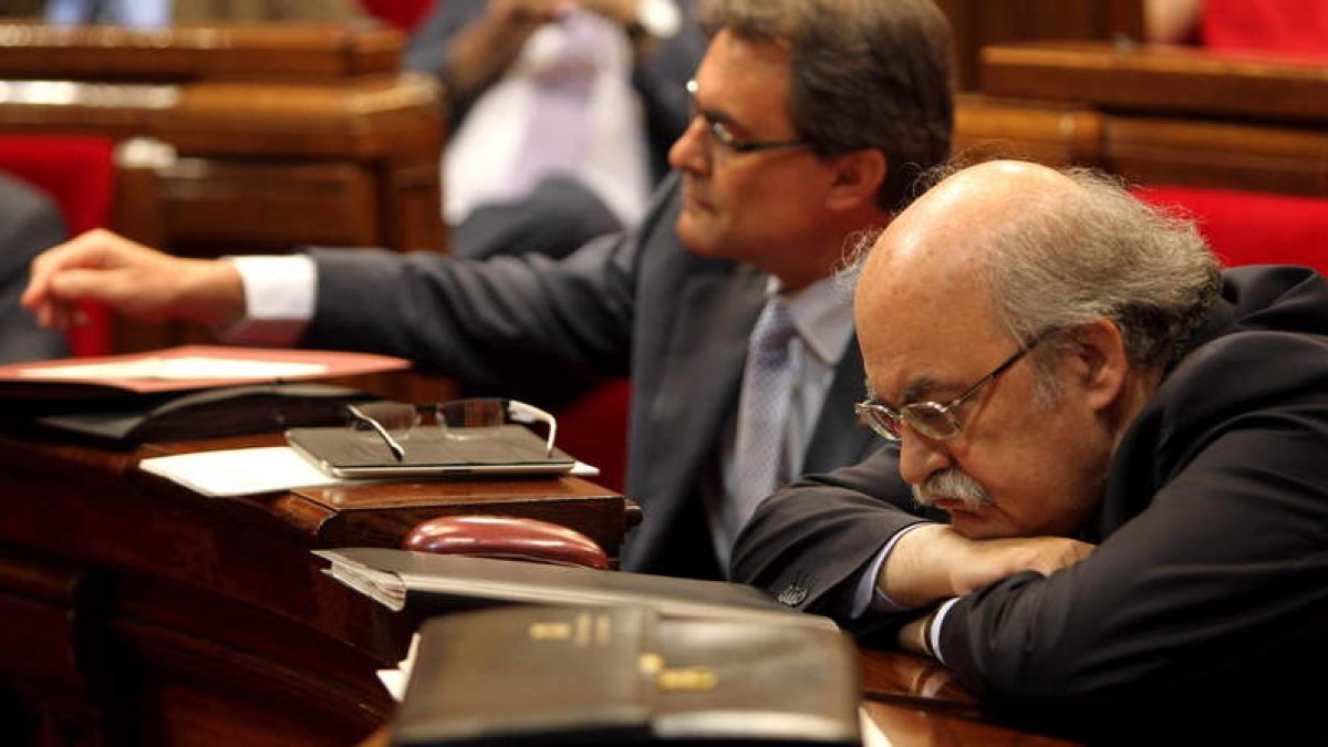 El conseller de Economía, Mas Colell (en primer plano), junto al presidente Artur Mas.