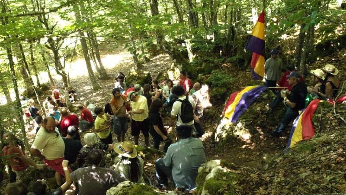 El homenaje en Lario reúne cada a año a familiares y amigos para recordar a las víctimas.