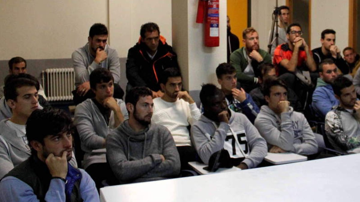 Los trabajadores y la plantilla de la Cultural recibieron un taller de formación en comunicación por Jaime Aznar.