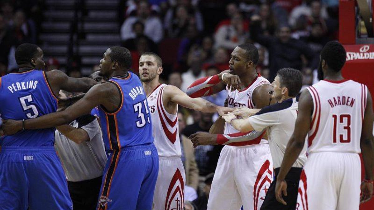 Jugadores y árbitros separan a Kendrick Perkins (Thunder) y Dwight Howard (Rockets) tras enzarzarse en una pelea.
