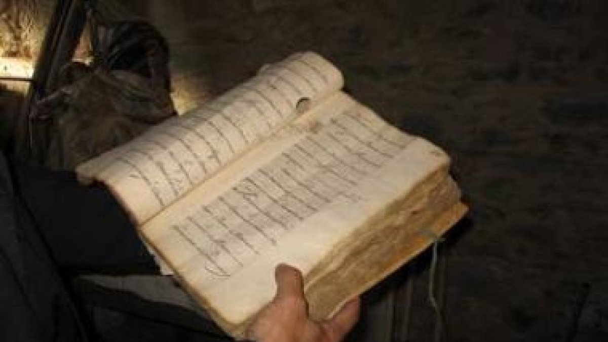 El catastro apareció durante las obras de mejora de la iglesia. Arriba, el interior.