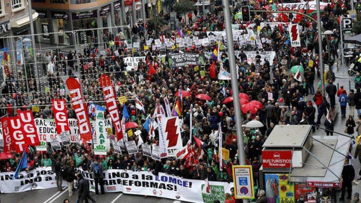 Miles de personas han participado en la manifestación contra la LOMCE, en Madrid.