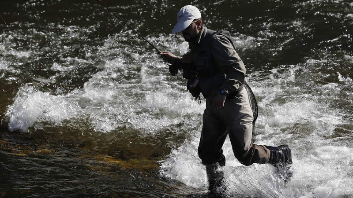 La temporada de pesca arrancará en la provincia el primer sábado de abril. JESÚS F. SALVADORES