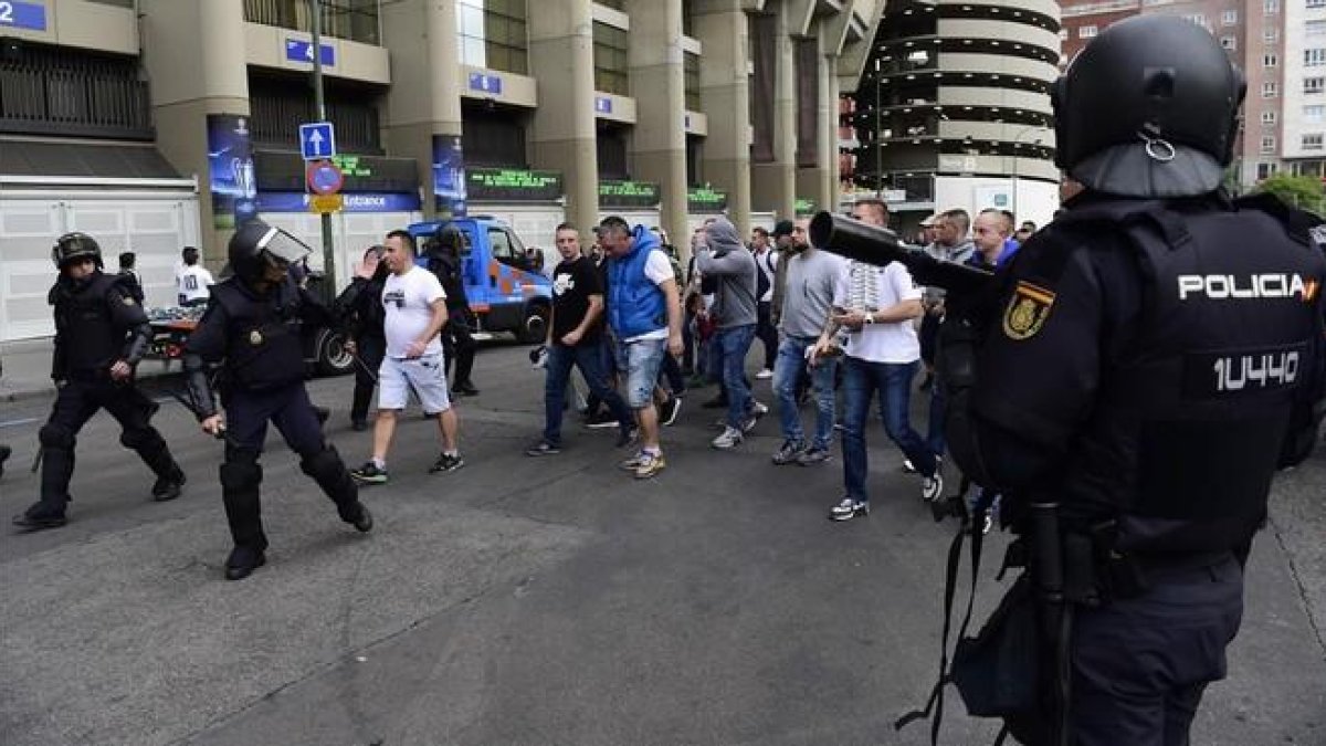 La policía vigila a hinchas del Legia junto al Bernabéu, esta tarde.