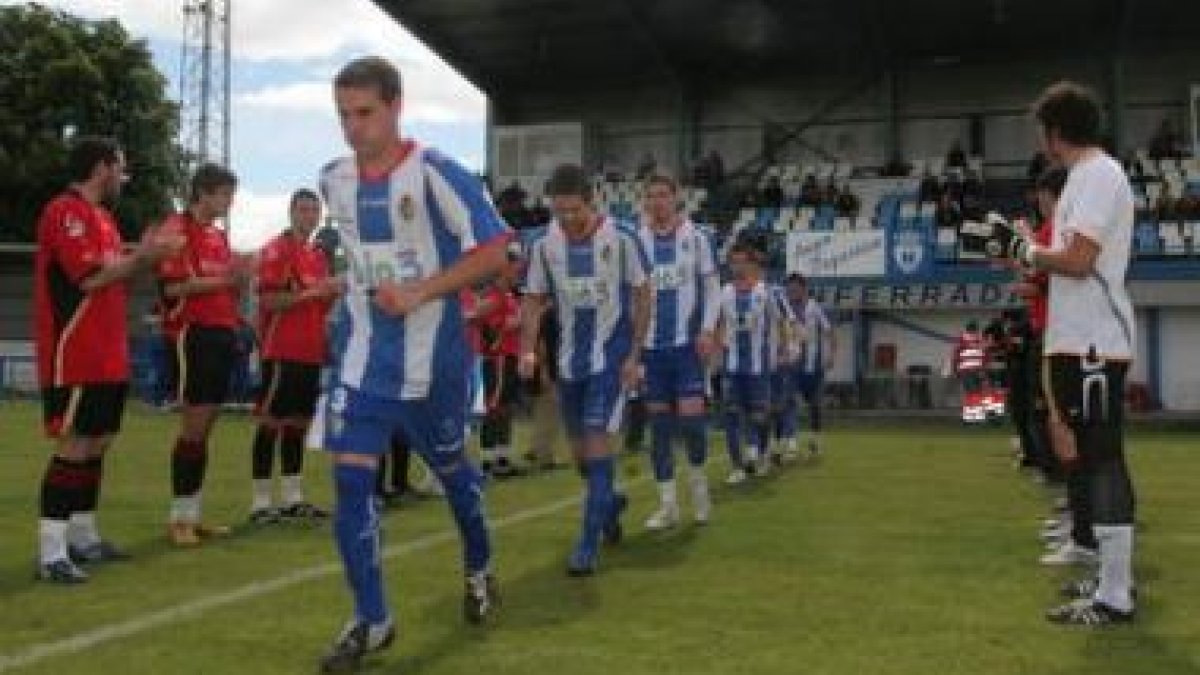 Los jugadores del Laguna hacen el pasillo a la Deportiva B.