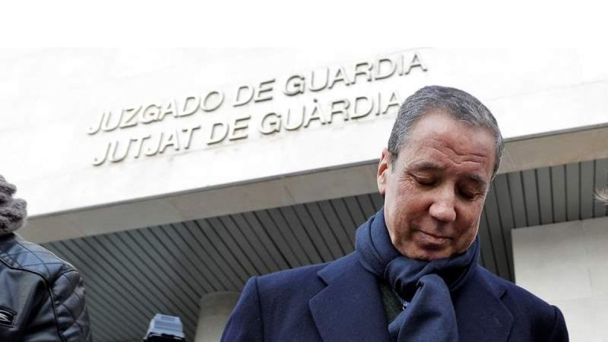 Eduardo Zaplana tras firmar en la oficina de presentaciones del juzgado de guardia de Valéncia por segundo lunes consecutivo. M BRUQUE