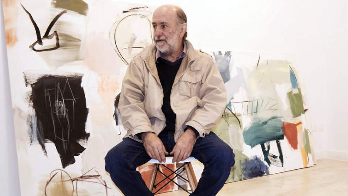 El artista madrileño Eduardo Vega Seoane posa junto a una de las obras que expone en León. CUEVAS