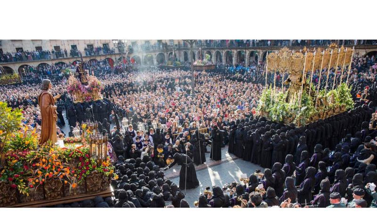 Detalle del Encuentro, acto central de la procesión de los Pasos, que lleva adelante la cofradía del Dulce Nombre de Jesús Nazareno. F. OTERO PERANDONES