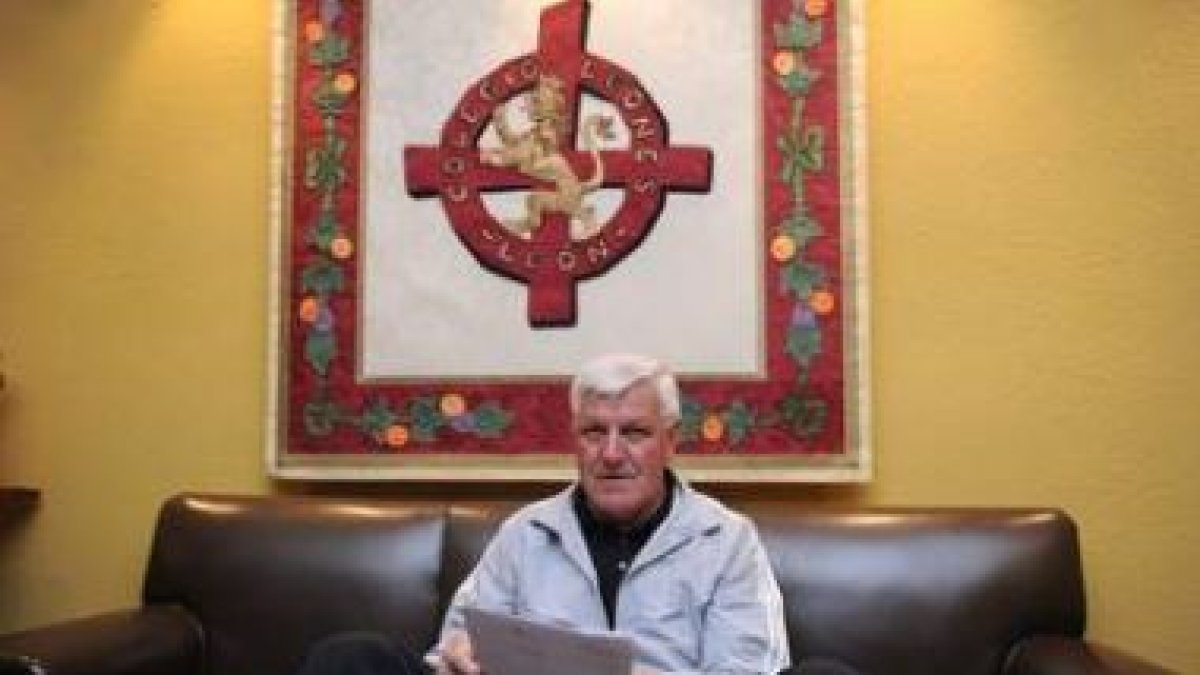 Pepe Estrada, en el hall del Colegio Leonés, donde da clase desde hace más de treinta años.