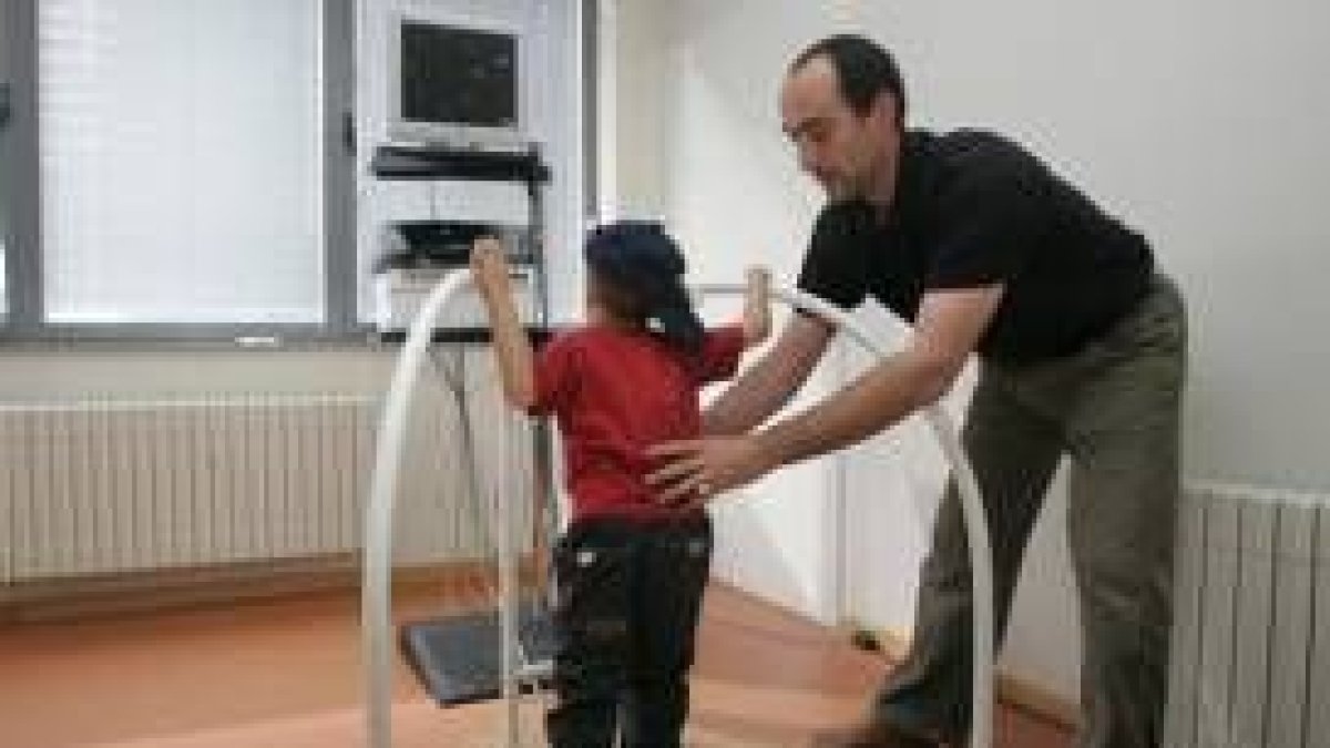 Luis, realizando una de las pruebas en su primera clase junto al director del proyecto, Jesús Seco