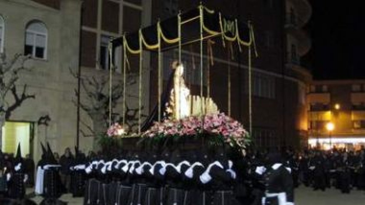 Llegada a la Plaza Mayor de todos los pasos durante la procesión del Santo Entierro, el Viernes Sant