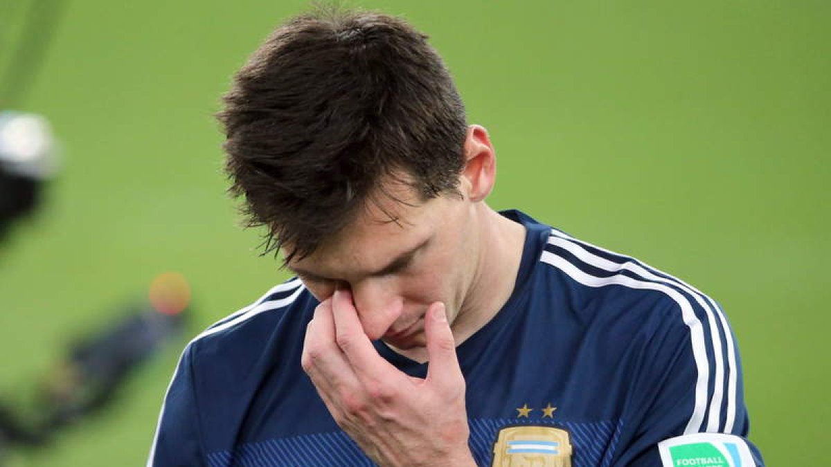 Leo Messi, cabizbajo, después de perder la final del Mundial en la prórroga contra Alemania, que se encomendó a Götze.