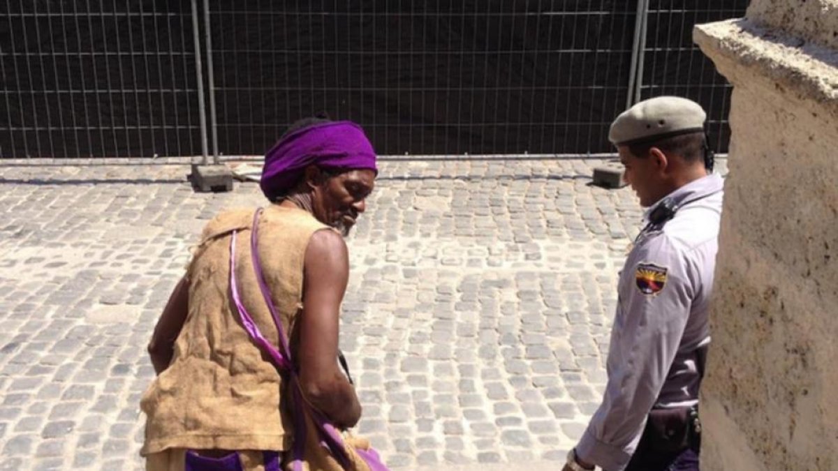 La policía desaloja a un mendigo en la Plaza de la Catedral de Cuba.