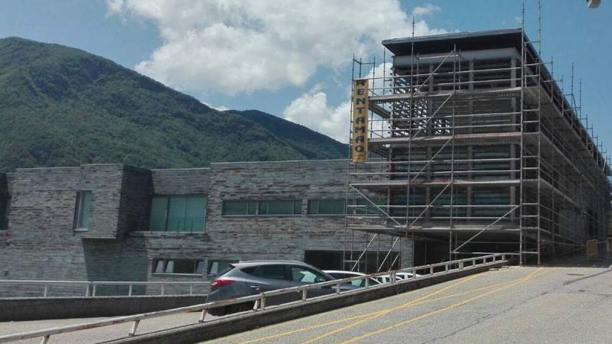 Los andamios ya se han instalado en la fachada del establecimiento sanitario. ARAUJO