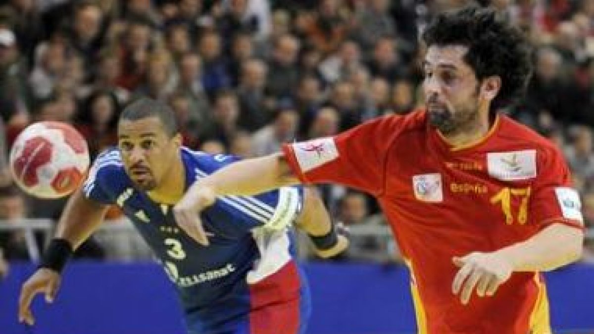 Juanín García en el momento de hacer un gol a la selección de Francia en este Europeo.