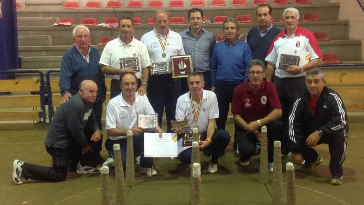 Foto de familia de los participantes con el presidente de la Federación Española.