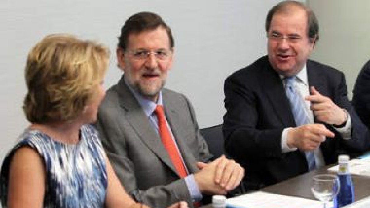 Esperanza Aguirre, Mariano Rajoy y Juan Vicente Herrera durante la reunión de ayer.