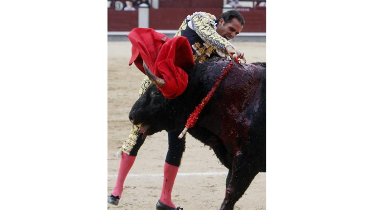 Uceda Leal en la estocada a su primer toro.