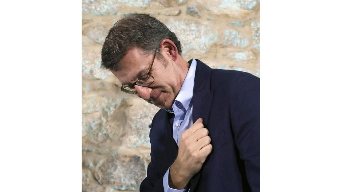 Feijóo, ayer, al ser aclamado por el PP gallego.