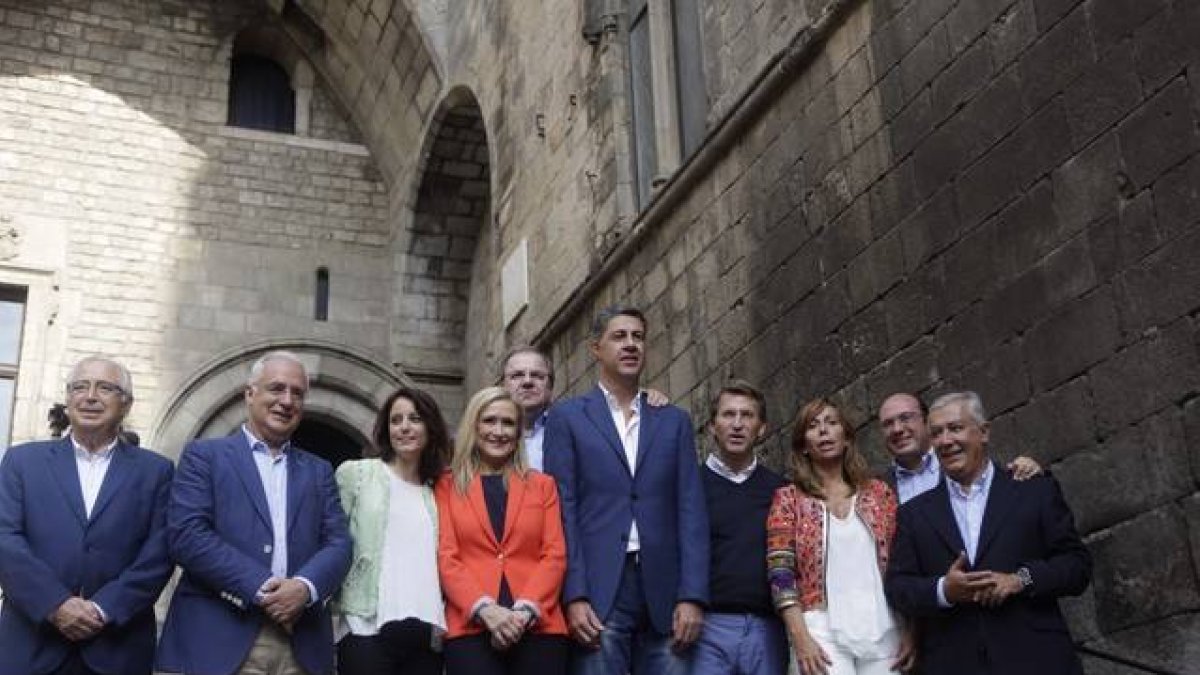El candidato del PPC, Xavier García Albiol, arropado por cinco presidentes autonómicos.