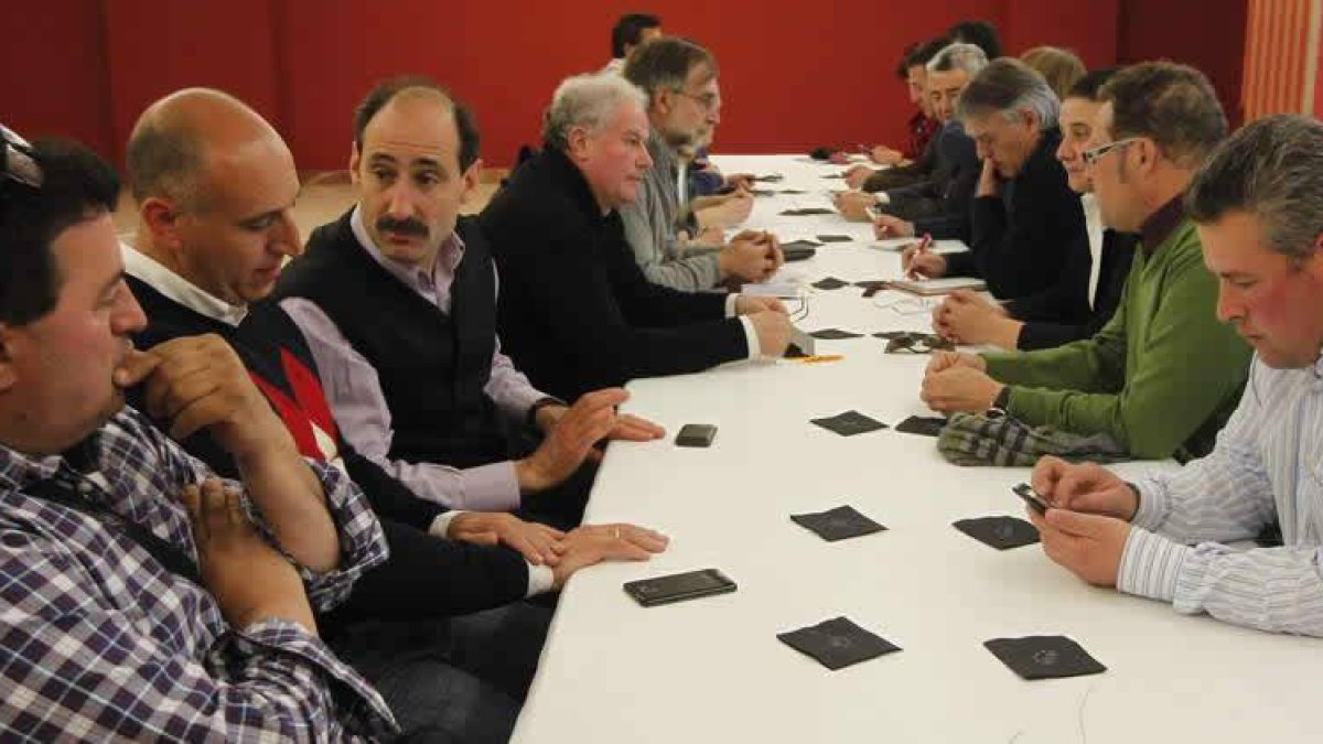 Un momento de la reunión de los críticos ayer en un céntrico hotel de Astorga.