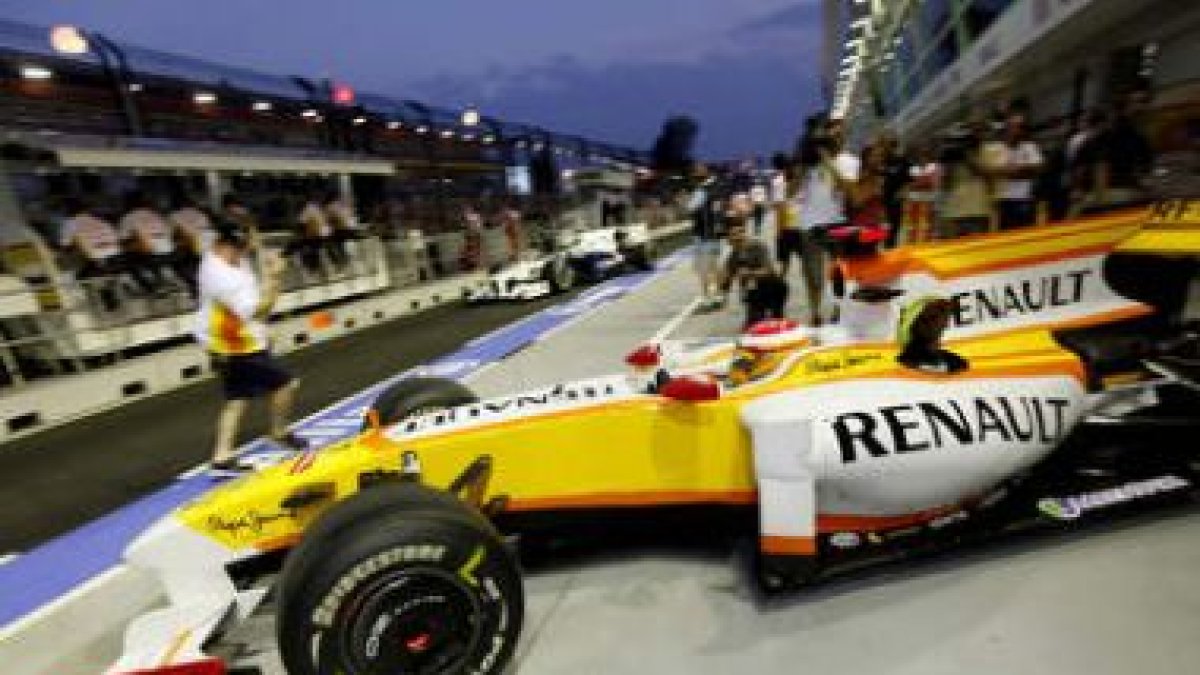 El piloto español Fernando Alonso, de Renault, sale del garaje de su escudería.