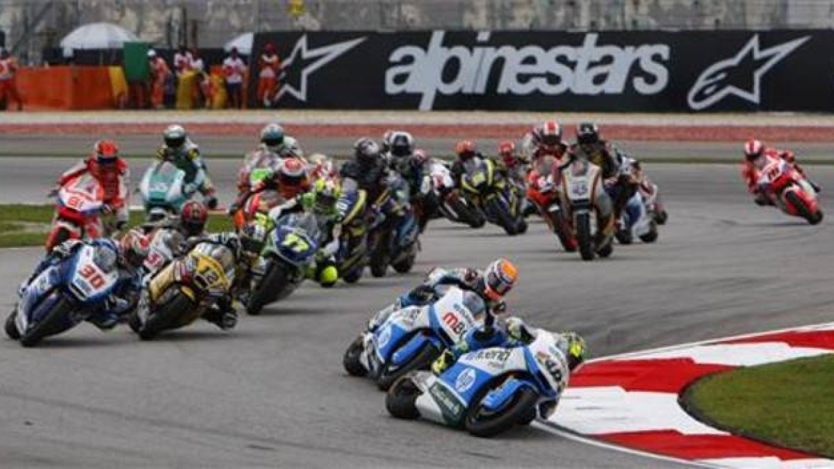 El piloto de Moto2 Pol Espargaró lidera el grupo al inicio de la carrera del Gran Premio de Malasia.