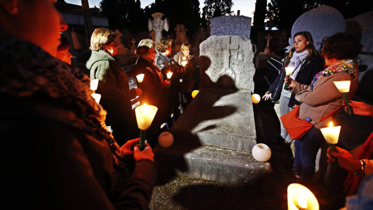 La comitiva se detiene ante la tumba de Ramón Peñaranda, un homenaje a la minería. RAMIRO