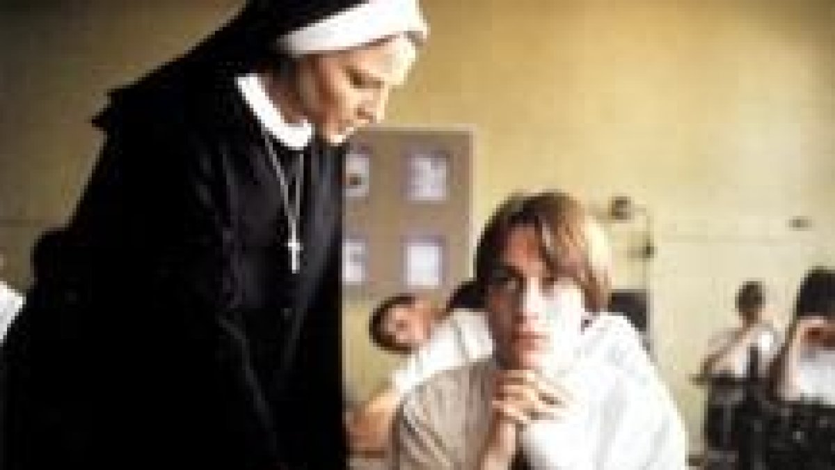 Jodie Foster interpreta en la película a una frágil monja