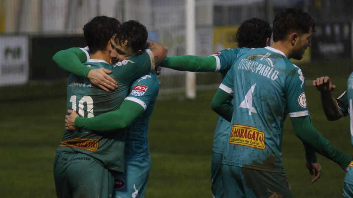El Atlético Astorga espera celebrar un triunfo en Tordesillas para acercarse al ascenso. FERNANDO OTERO
