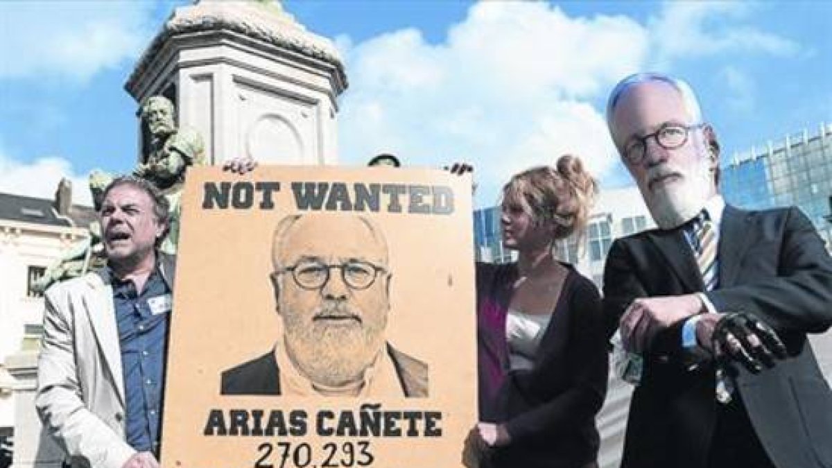Unos manifestantes protestan por la candidatura de Cañete, en Bruselas.