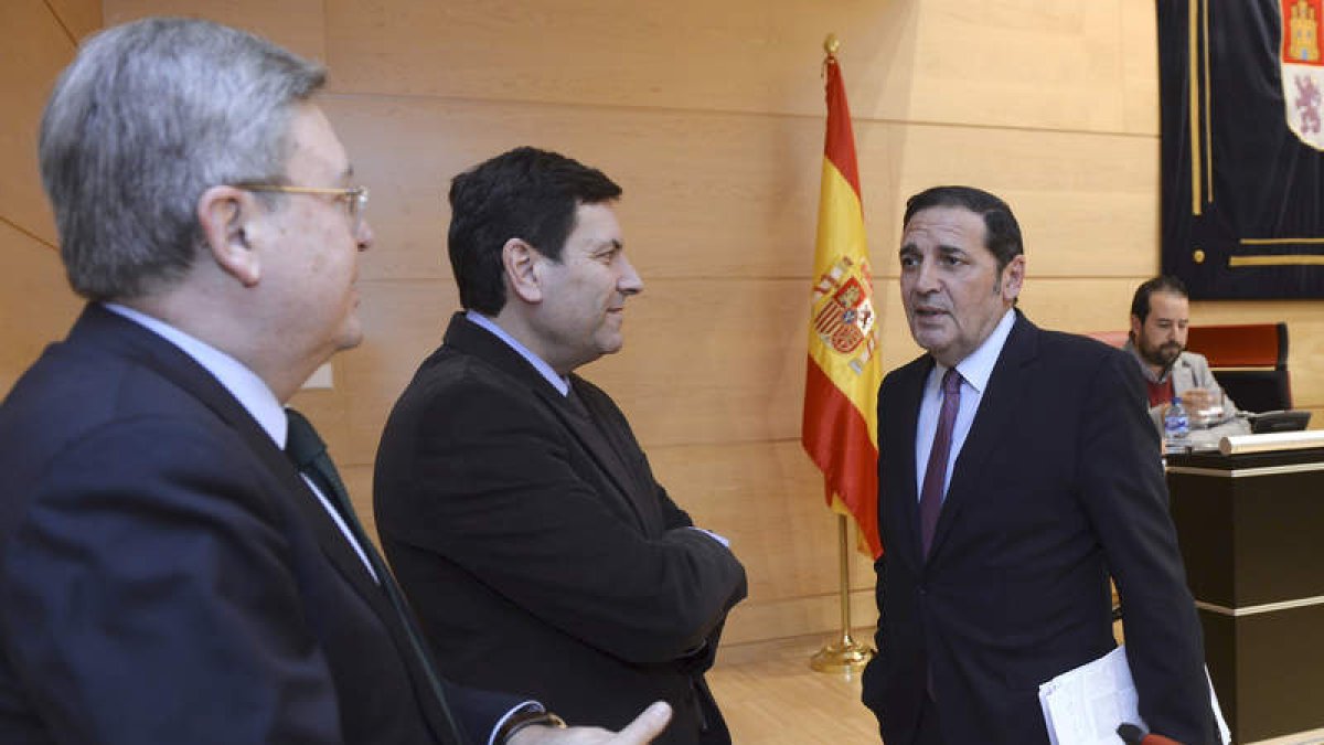 Los procuradores del PP Fernández Santiago y Carriedo, ayer, con el consejero en la comisión