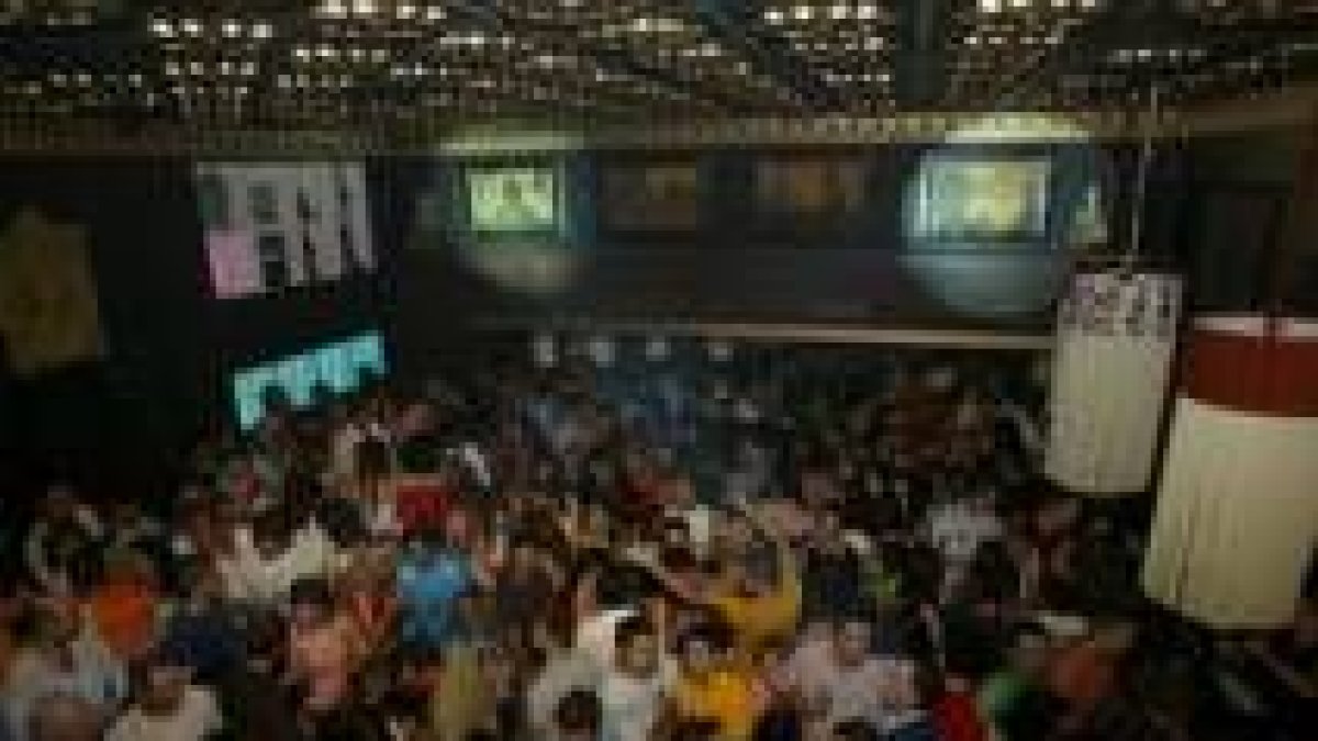 Un grupo de jóvenes se divierte en una discoteca de Ponferrada