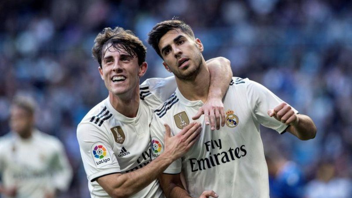 Asensio (d) celebrando uno de sus goles ante el Melilla.