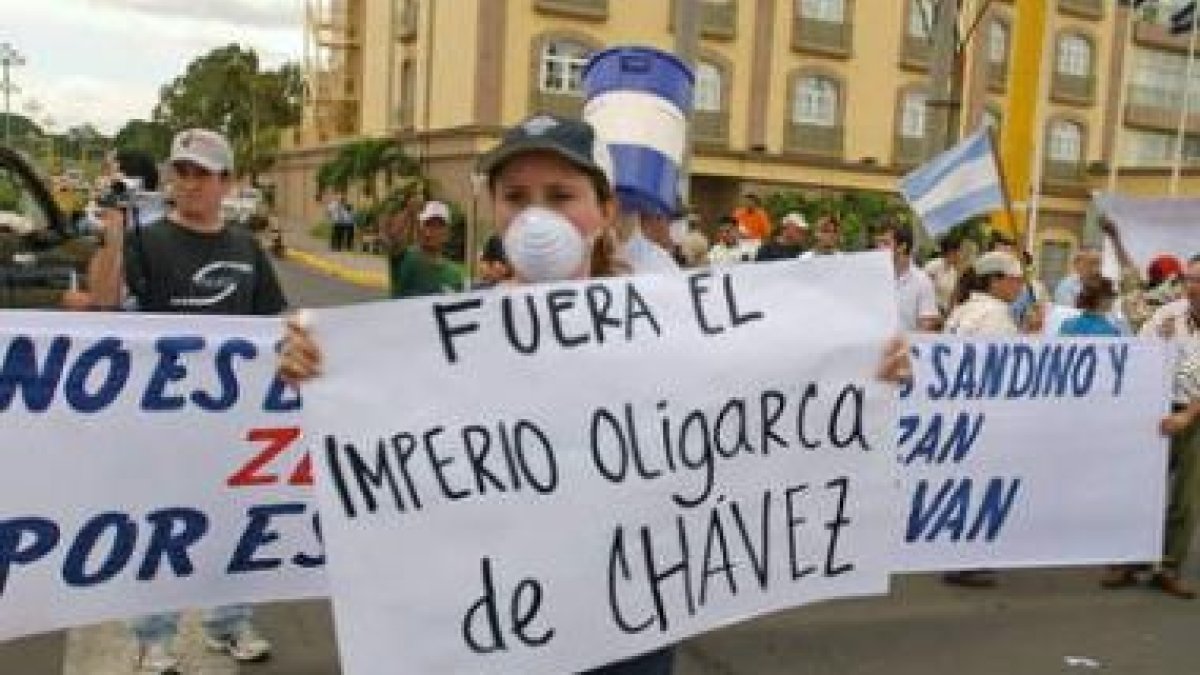 Un grupo se manifiesta en Managua en contra de Chávez.