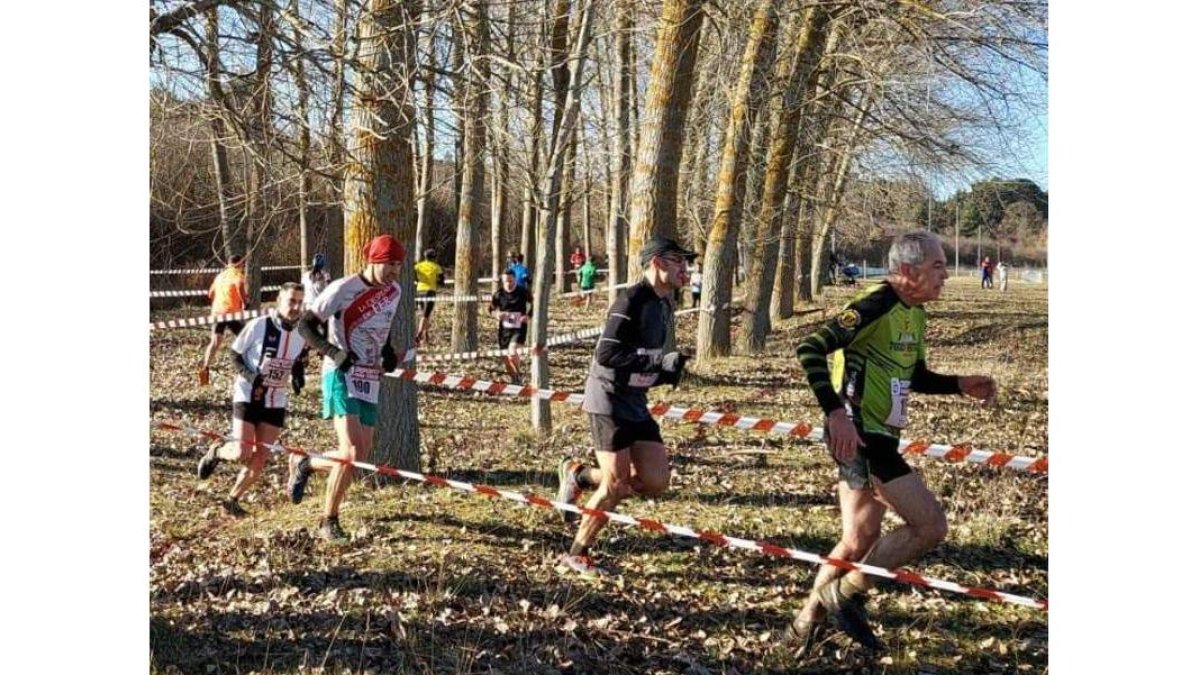 El Cross de Villabalter contó con cerca de un centenar de protagonistas, entre ellos el ganador final, Jorge González Villacorta. DL