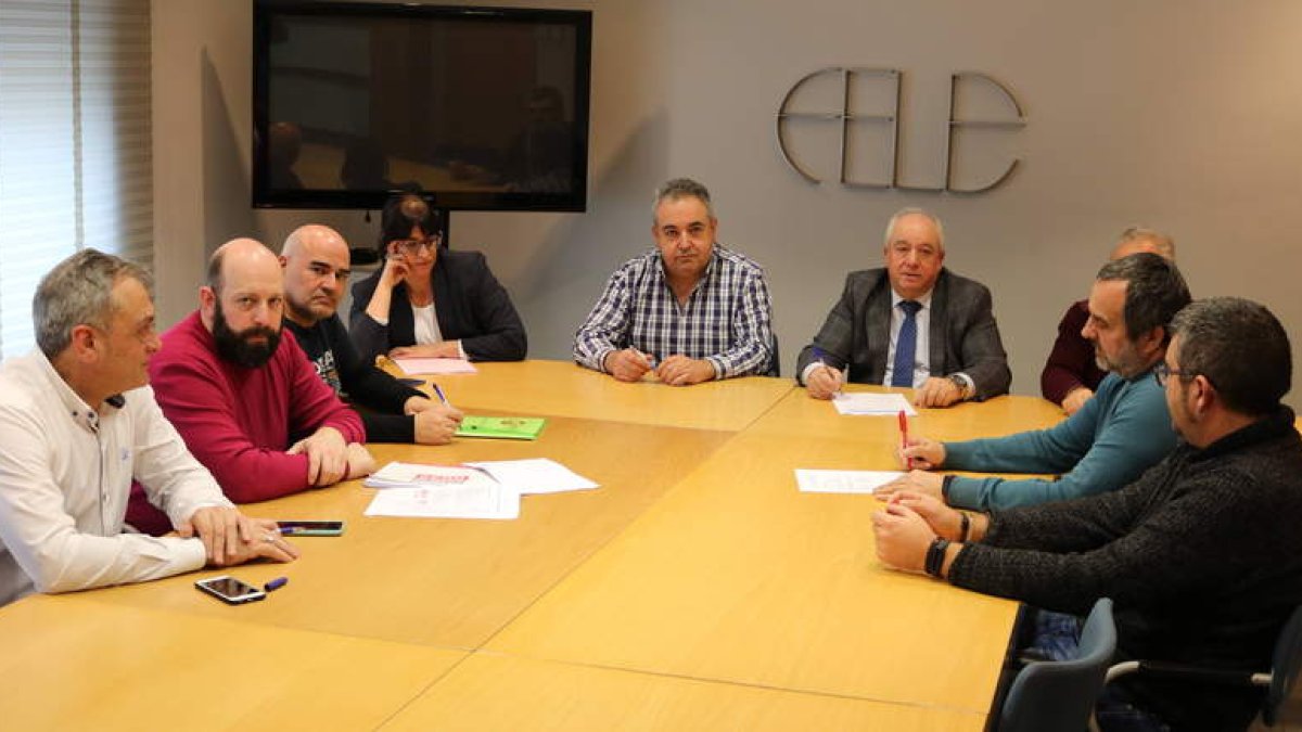 Los representantes de las panaderías y de la Fele sellaron el nuevo convenio. DL