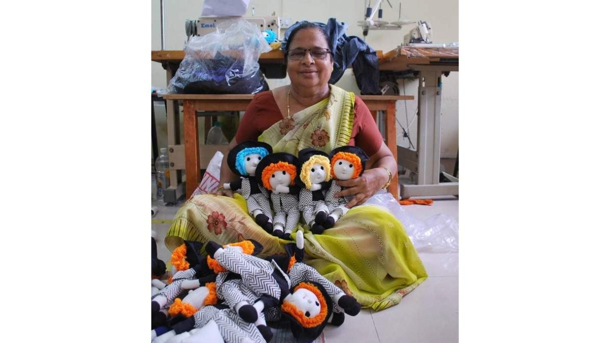 Emilia Laura Arias durante su estancia en la India con las mujeres del slum de Bombay donde crece el proyecto textil de Creative Handicrafts. CREATIVE HANDICRAFTS