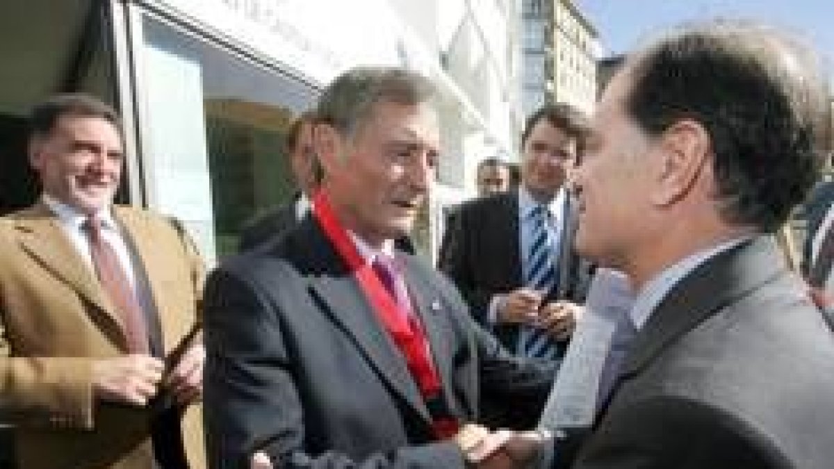 Fermín Carnero saluda a Tomás Villanueva en presencia de Alejo, García- Prieto y Mañueco
