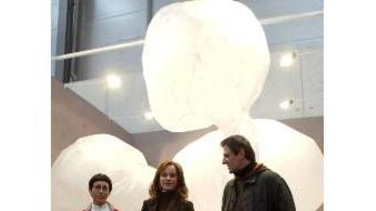 Clemente con la obra «Nube» de Agustina Otero y Leopoldo Ferrán