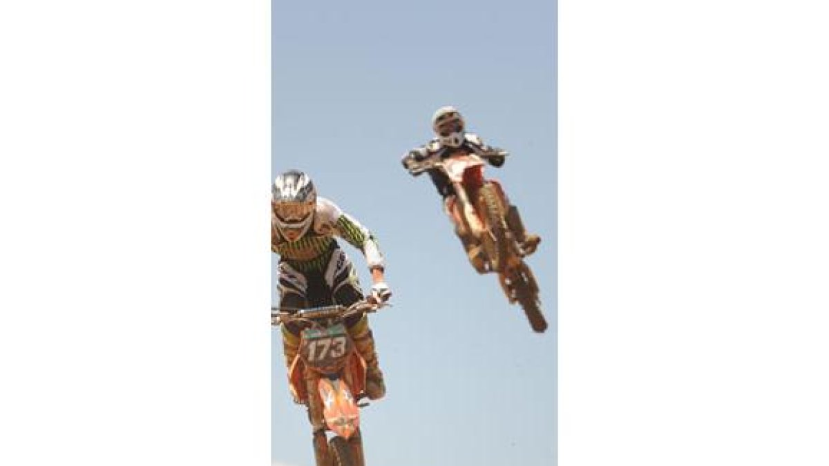 Luke Hawkins comanda un salto en la prueba de EMX2.