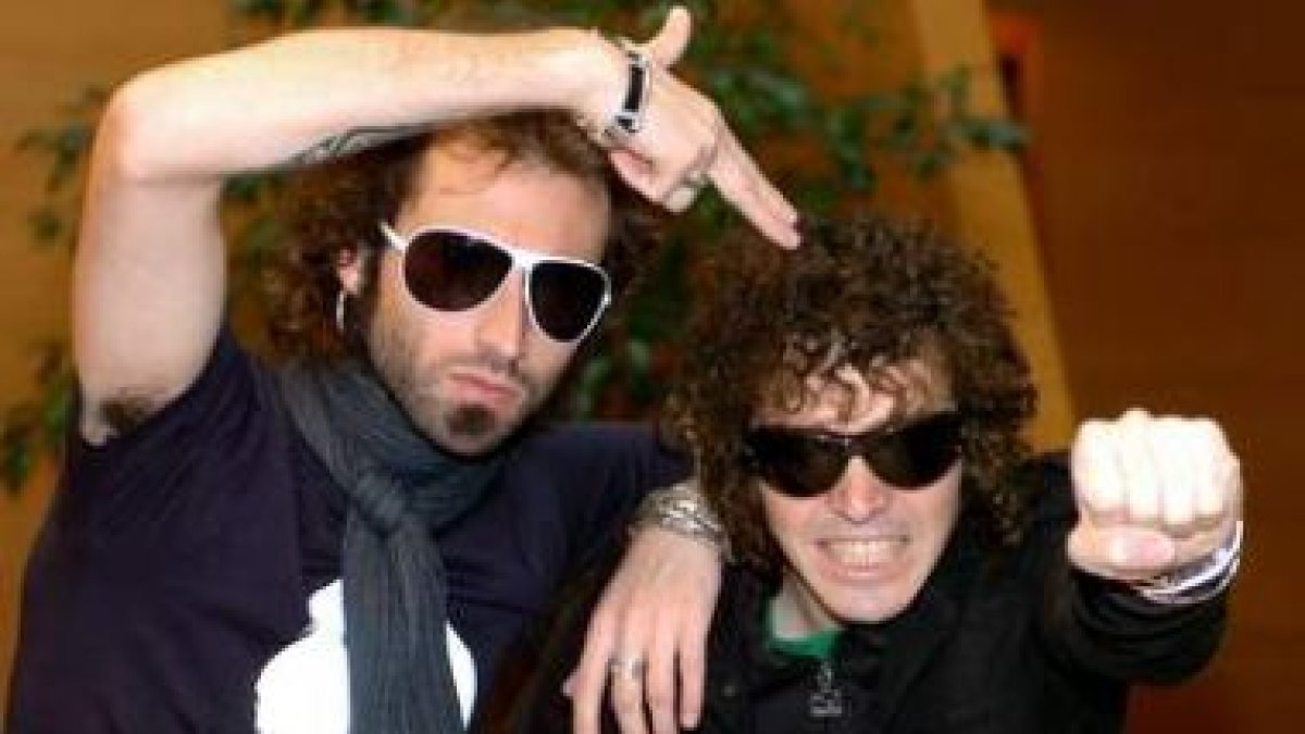 El dúo de rockeros Pereza actuará a las 00.30 horas en el patio del Colegio Virgen de la Peña.