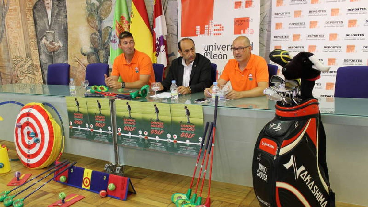 Ángel Alonso, Mario Chousa y Tino Ugidos, durante la presentación del campus.